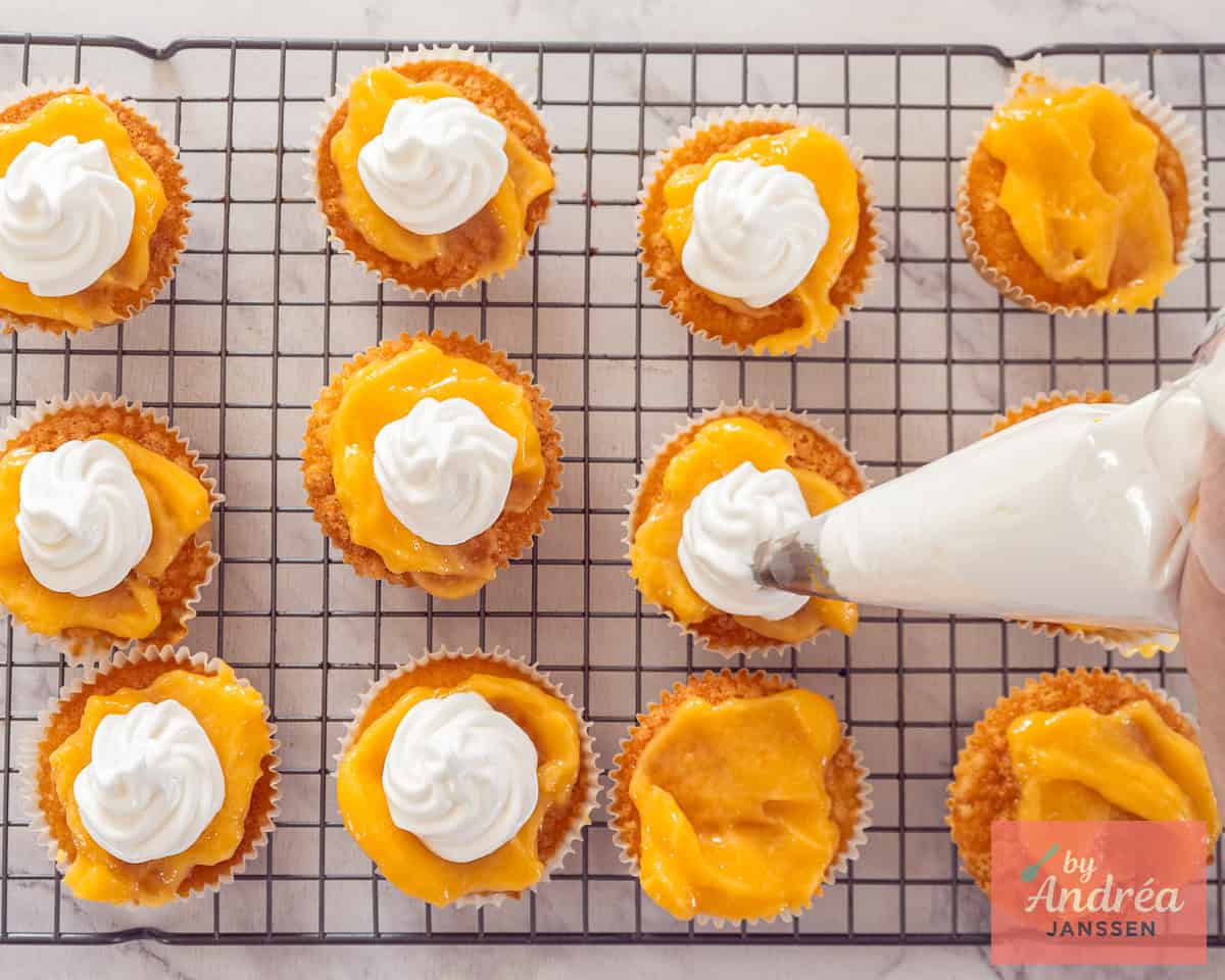 Spuit meringue bovenop de cupcakes.