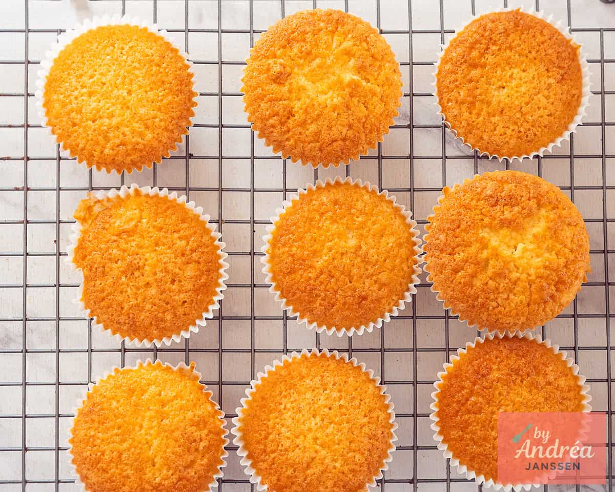 Afgebakken citroen cupcakes op een rooster