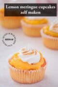 Een wit marmeren ondergrond met vier citroen meringue cupcakes met lemon curd. Een tekst bovenin: lemon meringue cupcakes zelf maken