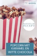 Een deel van een popcorn bakje gevuld met karamel popcorn met witte chocola. Een tekst onderin: makkelijk recept, popcorn met karamel en witte chocola