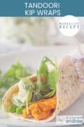 Een deel van een tortilla wrap gevuld met kip tandoori, groenten en tzatziki. Een tekst bovenin: makkelijk recept, Tandoori kip wraps