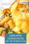 Een deel van een witte ovenschotel waar de vulling van broccoli en kip te zien is en de topping van aardappels met kaas. Een tekst onderin: aardappel ovenschotel met kip en broccoli, makkelijk recept