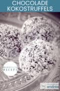 Een glazen schaal met drie kokos chocoladetruffels. Een tekst bovenin: makkelijk recept, Chocolade Kokostruffels
