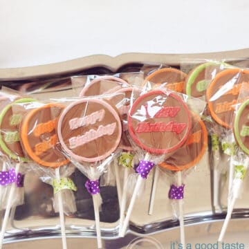 een schaal vol met chocolade lollies met happy birthday erop