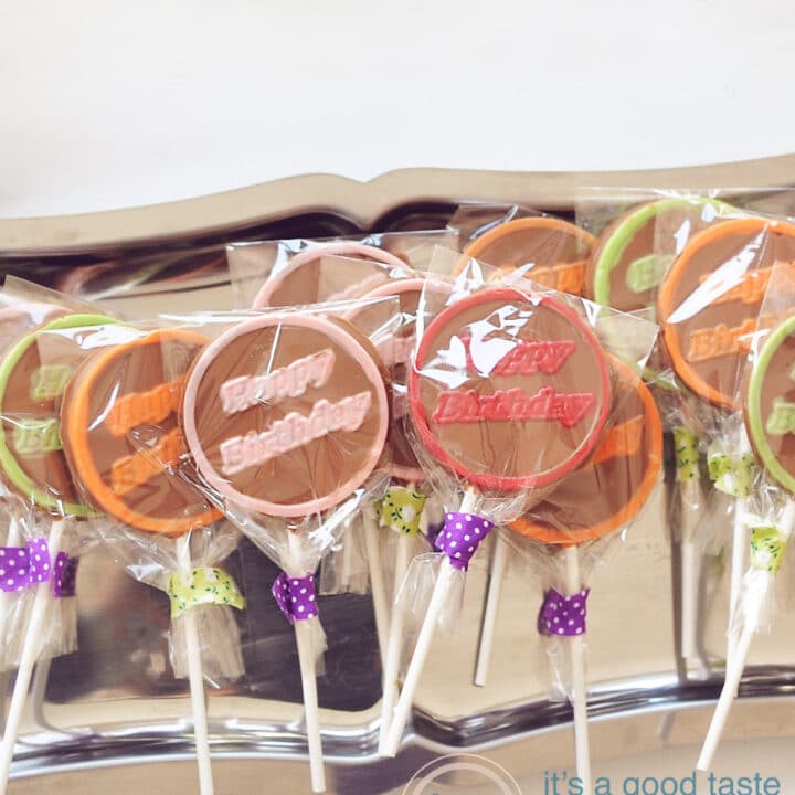 een schaal vol met chocolade lollies met happy birthday erop