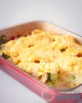 een rode ovenschaal gevuld met Kip broccoli ovenschotel