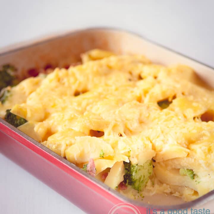 een rode ovenschaal gevuld met Kip broccoli ovenschotel