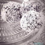 3 Kokostruffels op een glazen bord