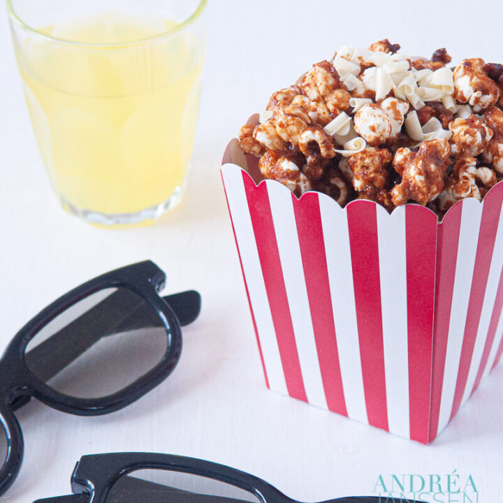 bakje popcorn, met drinken en twee bioscoopbrillen