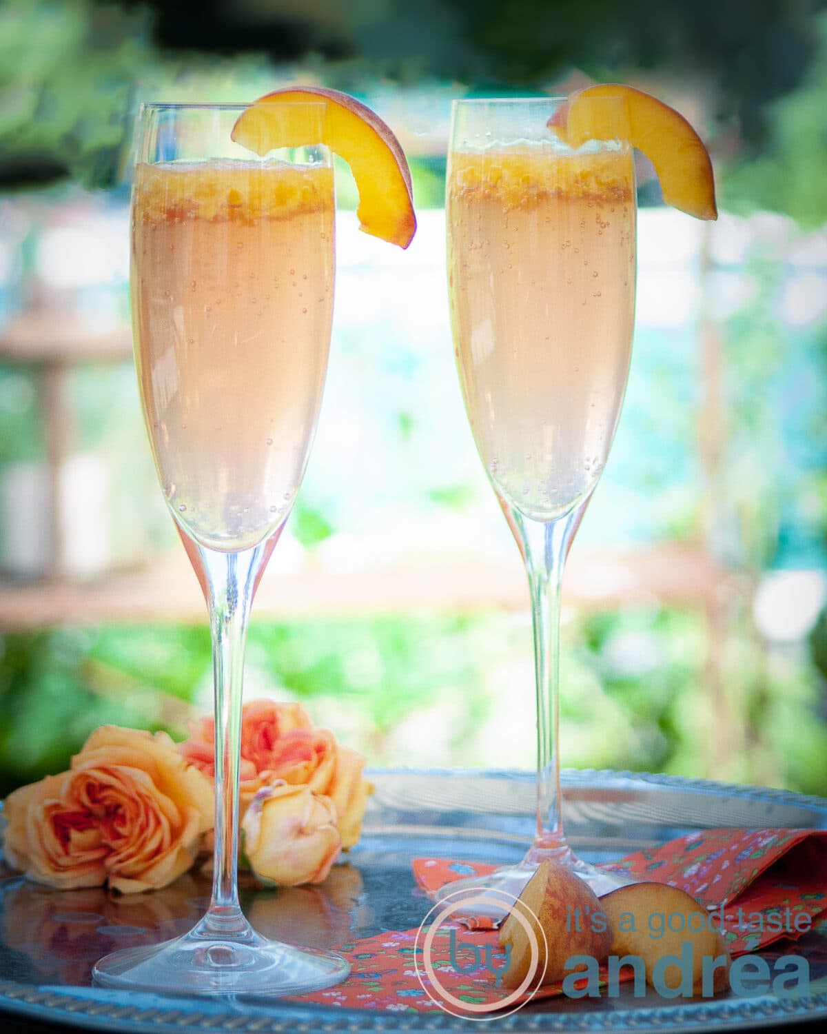 twee glazen met Bellini en schijfjes perziken