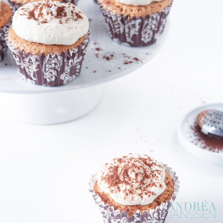 Tiramisu cupcakes op cakestandaard en ervoor met cacao