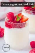 Een frozen yogurt met jam en rood fruit in de voorgrond. Een tekst bovenin: frozen yogurt met rood fruit