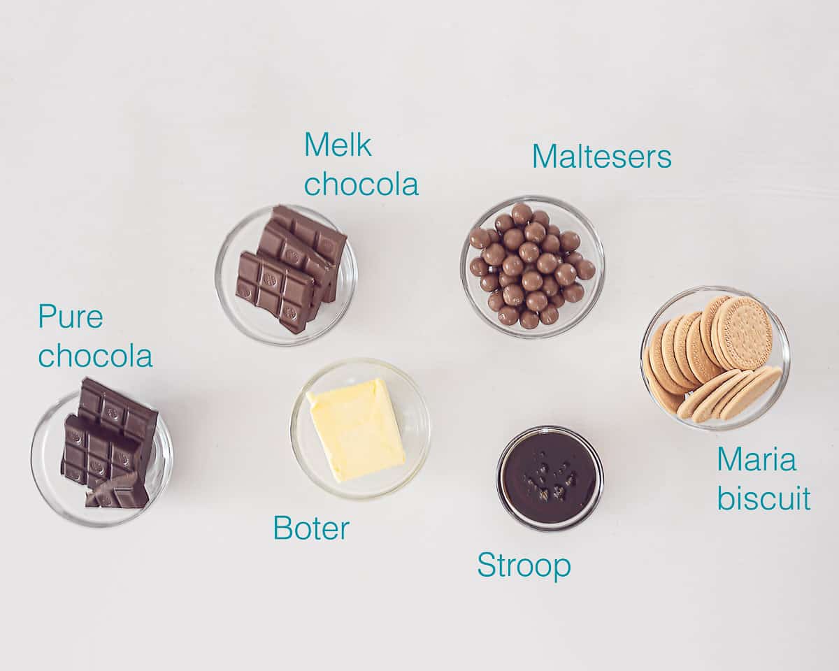 Ingrediënten Arretjescake met Maltesers met een individueel label erbij op een witte ondergrond