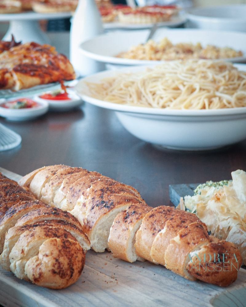Italiaans buffet met spaghetti stokbrood