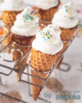 Een rek vol met cupcake ijsjes gedecoreerd met discodop