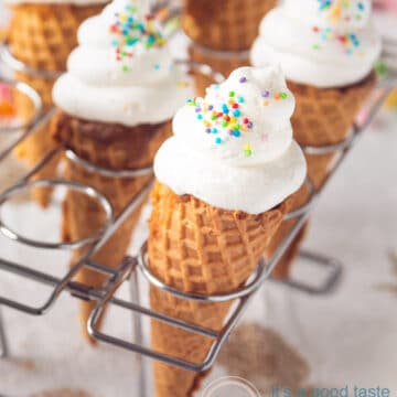 Een rek vol met cupcake ijsjes gedecoreerd met discodop