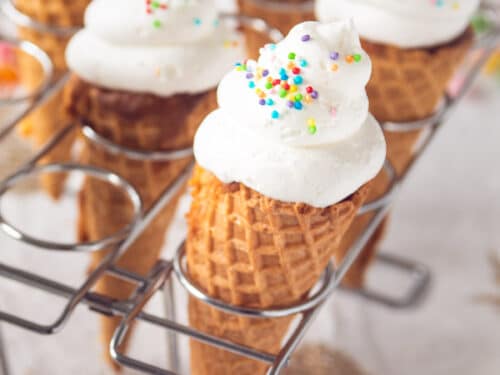 Een rek vol met cupcake ijsjes gedecoreerd met discodop