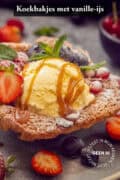 Een foto van een koekbakje gevuld met vanille ijs, vers fruit en karamelsaus. Een tekst: koekbakjes met vanille-ijs.