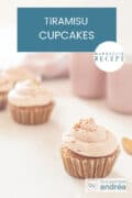 Tiramisu cupcakes verspreid op een witte ondergrond. Een tekst bovenin: makkelijk recept, tiramisu cupcakes