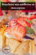 Een deel van een bruschetta met aardbeien, mascarpone en balsamico glaze als topping