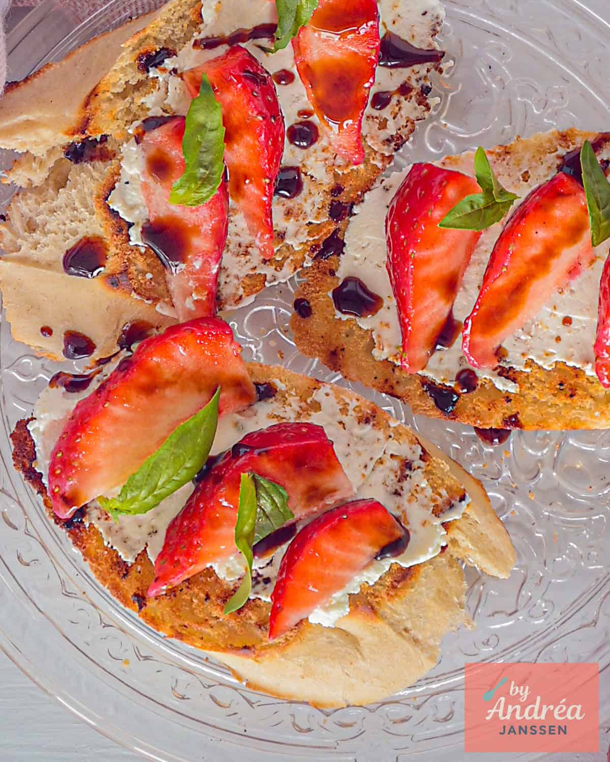 Een foto van bovenaf van een bruschetta met aardbeien en mascarpone