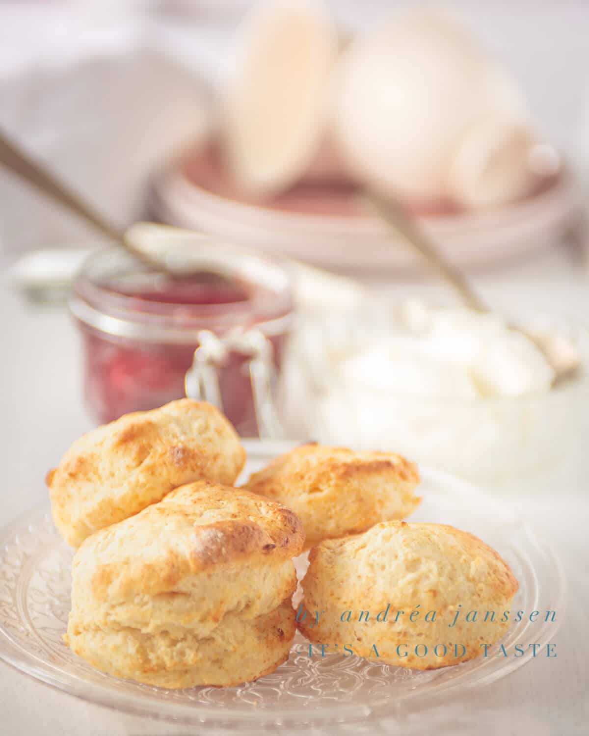 Scones met zelfgemaakte aardbeiengelei