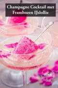 Drie glazen gevuld met champagne, rozenblaadjes en een frambozen ijscollie. Een tekst bovenin: champagne cocktail met frambozen ijscollie