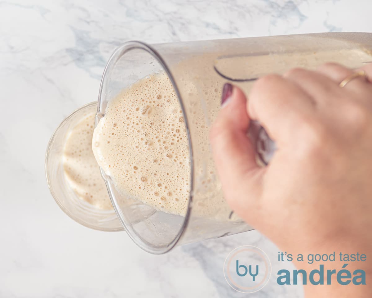 Schenk de frappuccino in een glas