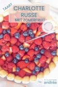 Een foto van bovenaf van een Charlotte Russe met aardbeien, blauwe bessen en frambozen topping. Een text overlay: Charlotte Russe met zomerfruit, makkelijk recept, zomer