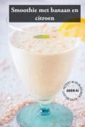 Een glas gevuld met een zelfgemaakte smoothie met kokosmelk, banaan, havermout en citroen. Een tekst bovenin: smoothie met banaan en citroen