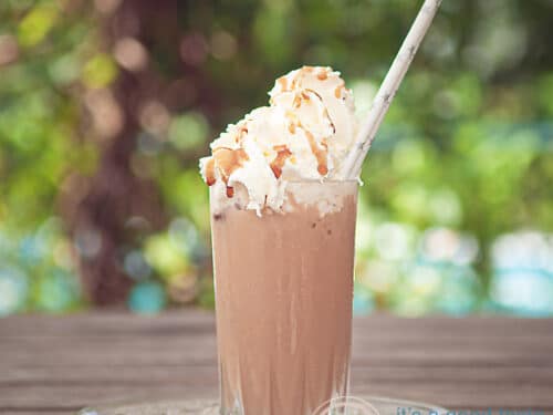 vierkant: Frappuccino op een houten tafel met slagroom