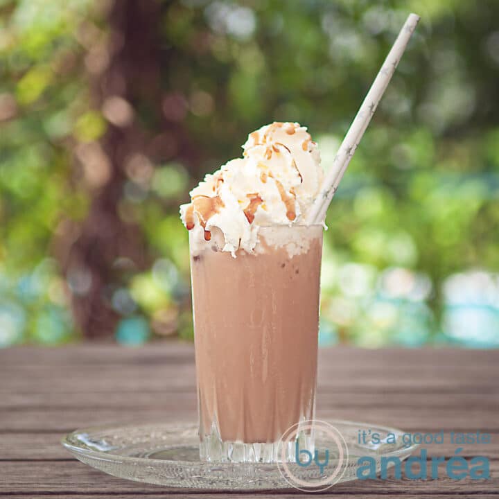 vierkant: Frappuccino op een houten tafel met slagroom