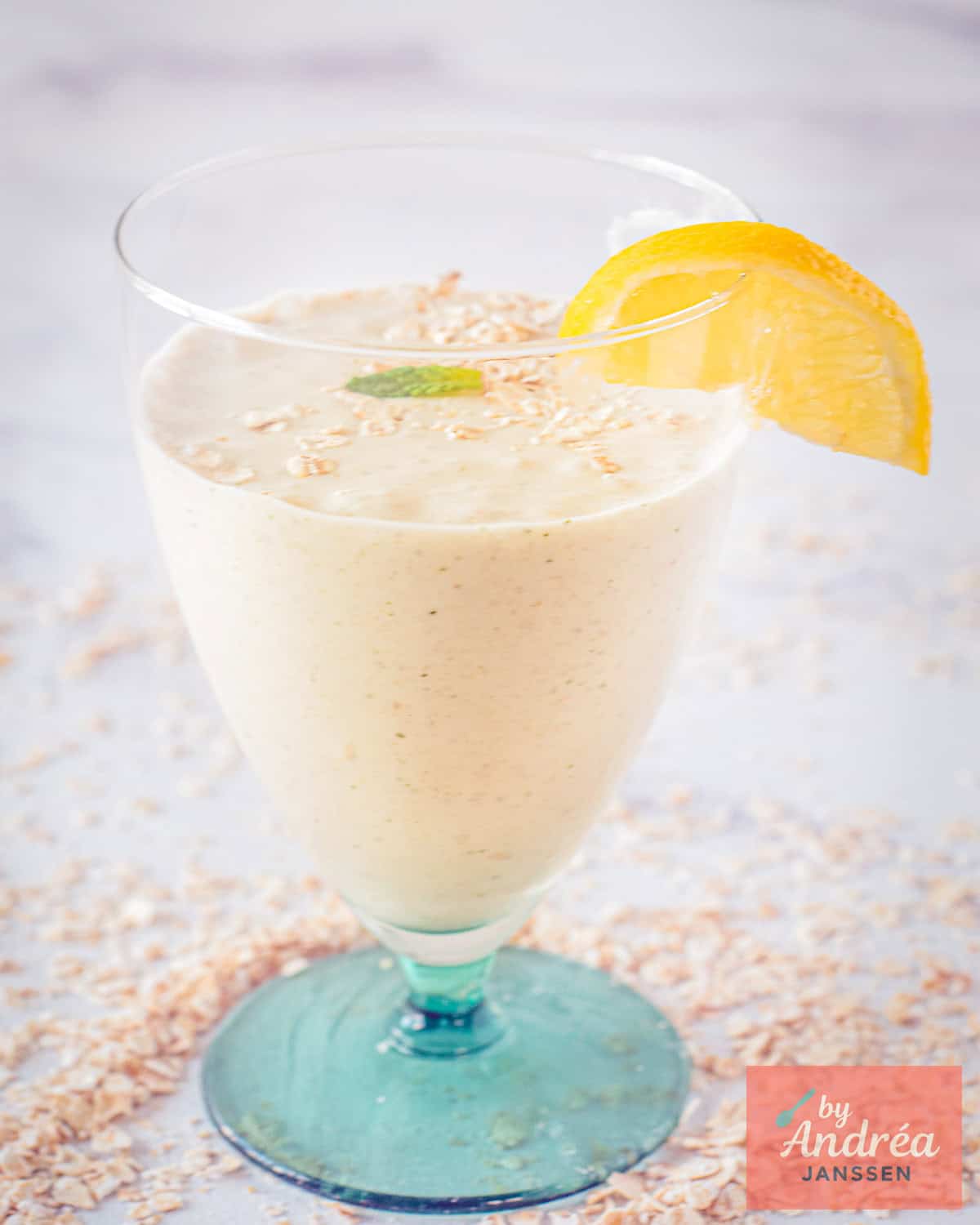Een frisse smoothie mojito stijl met banaan, citroen, havermout en kokosmelk