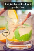 Een glas op de voorgrond met caipirinha met munt, citroen en kaneel. Een text bovenin: caipirinha cocktail met gemberthee.