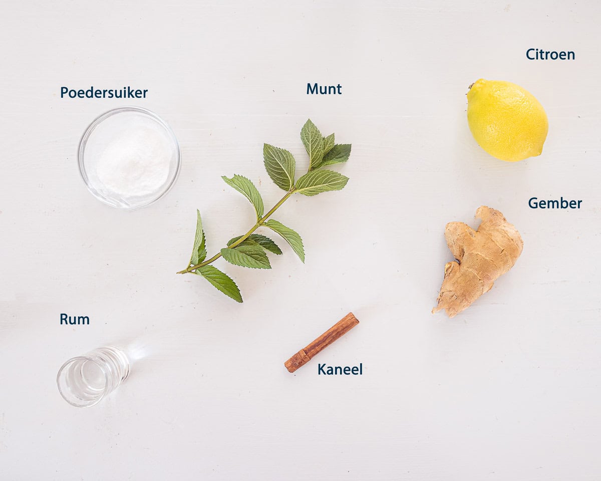 Ingredienten Caipirinha cocktail met gemberthee, munt en kaneel op een witte ondergrond