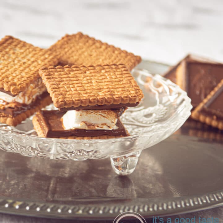 S'mores op een schaaltje met koekjes op de achtergrond