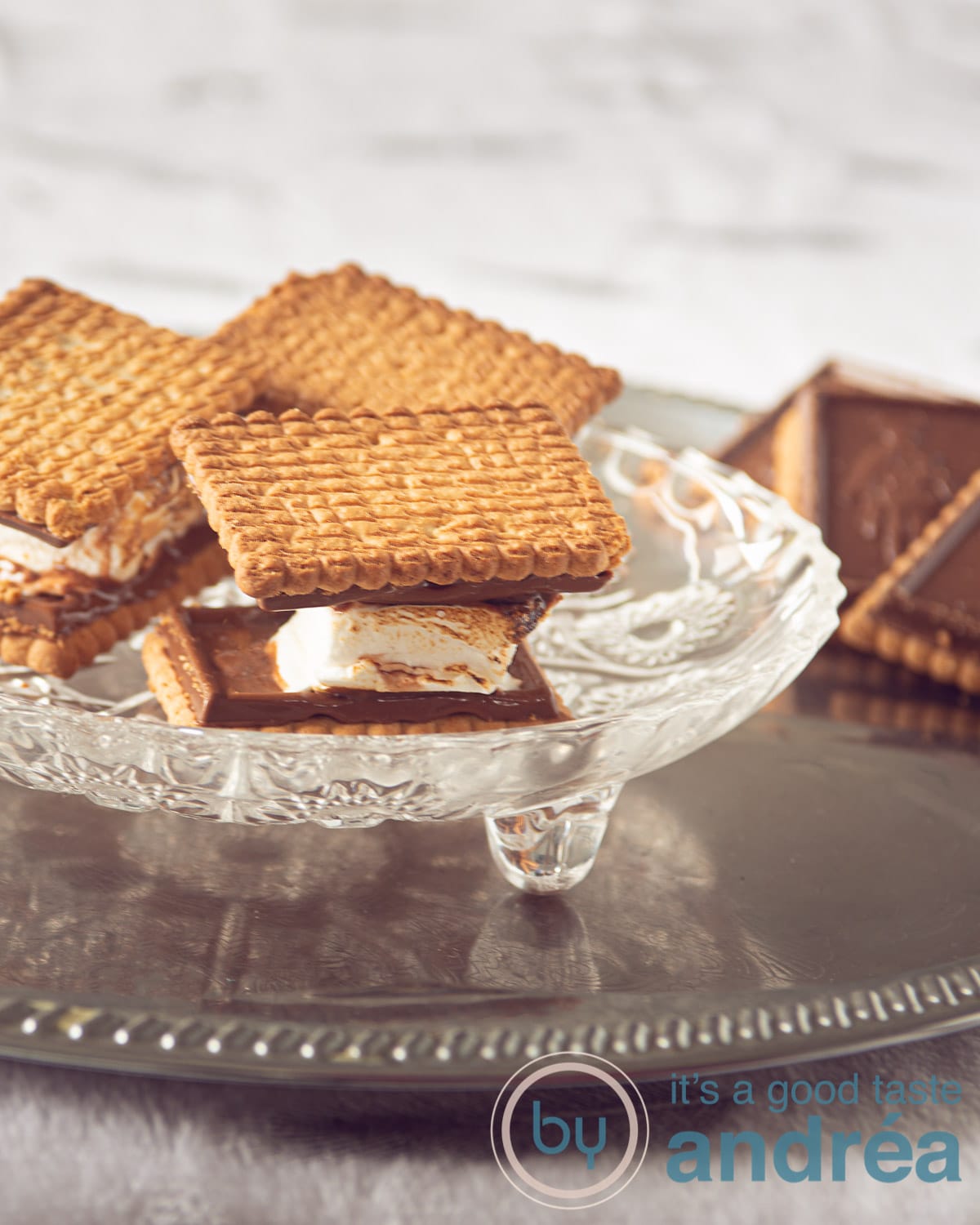 S'mores op een schaaltje met koekjes op de achtergrond