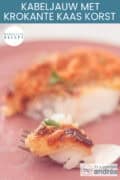 Een stuk kabeljauw op een roze bord, een vork prikt een stukje vast. Met een krokante kaastopping. Een tekst bovenin: makkelijk recept, kabeljauw met krokante kaaskorst