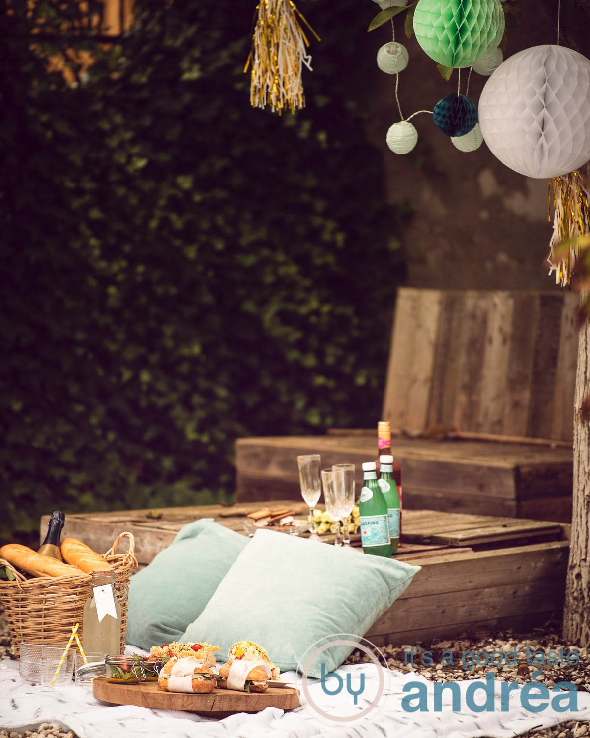 Een heerlijke picknick onder een boom met lekkere broodjes en drankjes en nog veelmeer