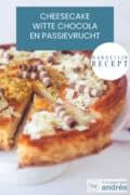 Een deel van een cheesecake met witte chocola en passievrucht. Bovenin een tekst:cheesecake met witte chocola en passievrucht,makkelijk recept.