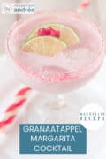 Een champagne coupe gevuld met een cocktail van granaatappel en kokos. Een tekst: makkelijk recept, granaatappel margarita cocktail