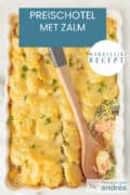 Een ovenschotel van bovenaf met gegratineerde aardappels, zalm en prei. Een tekst: makkelijk recept, preischotel met zalm