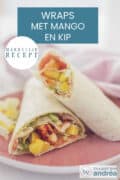 Een roze bord met twee halve wraps gevuld met sla, kip en mango. Een tekst: makkelijk recept, wraps met mango en kip