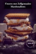 Een stapel s'mores op een donkere ondergrond. Een tekst bovenin: s'mores met zelfgemaakte marshmallows.