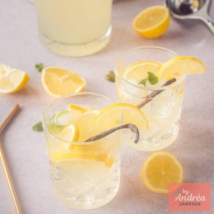 Een vierkante foto met twee glazen gevuld met Frisse citroenlimonade met vanille