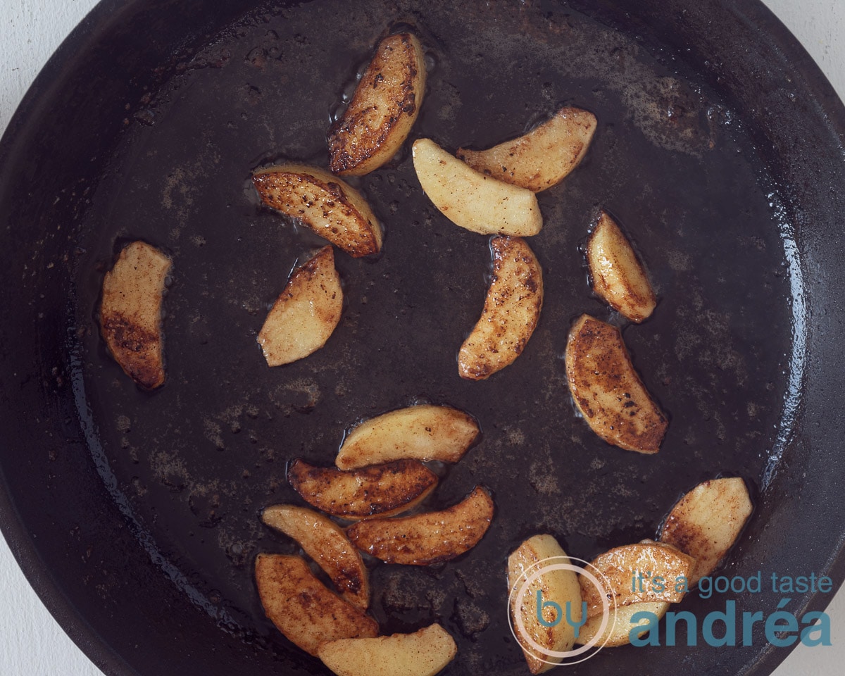 Fry the apples in a frying pan until the sugar caramelizes.
