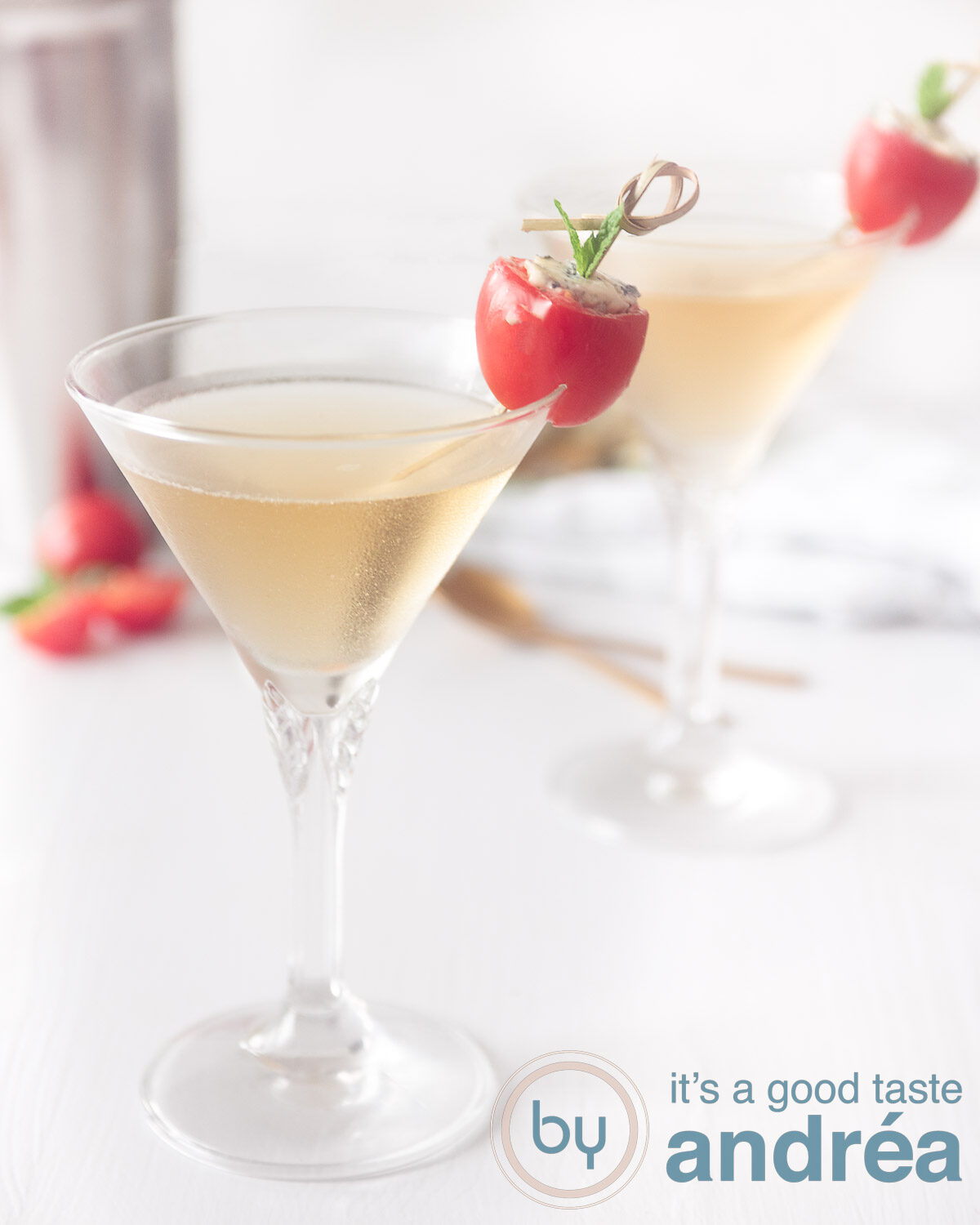 3 basilicum martini's met cherry tomaten en basilicum op een rij