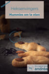 Drie broodstengels van de heksvinger op een zwarte achtergrond. Sommige spinnen kruipen om hen heen.