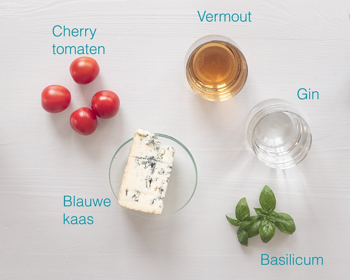 Ingrediënten Basilicum Martini Cocktail individueel gelabeld op een witte ondergrond