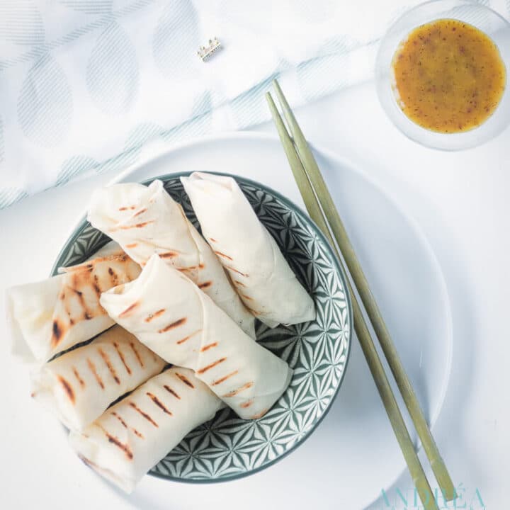 Loempia met kaas en bloemkool in een schaaltje. Een honing mosterd dille dip erbij